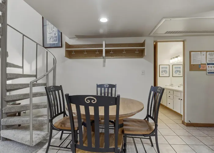 Apartment She305 Summit House East *