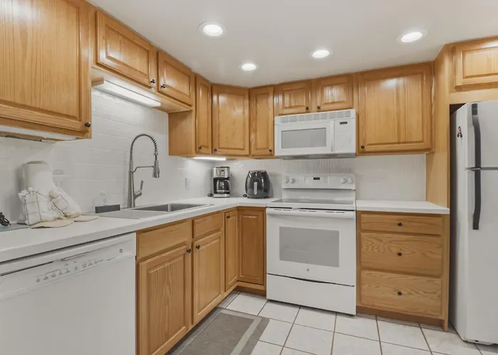 She305 Summit House East *