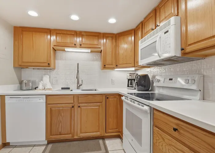 Apartment She305 Summit House East *