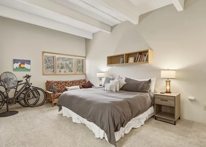 She305 Summit House East Apartment