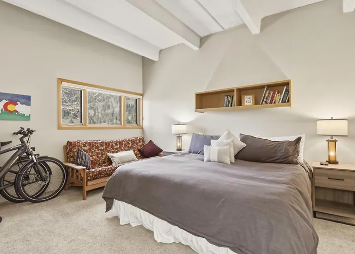 She305 Summit House East Apartment