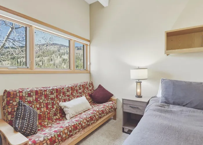 She305 Summit House East Apartment *