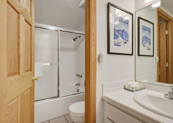 She305 Summit House East Apartment