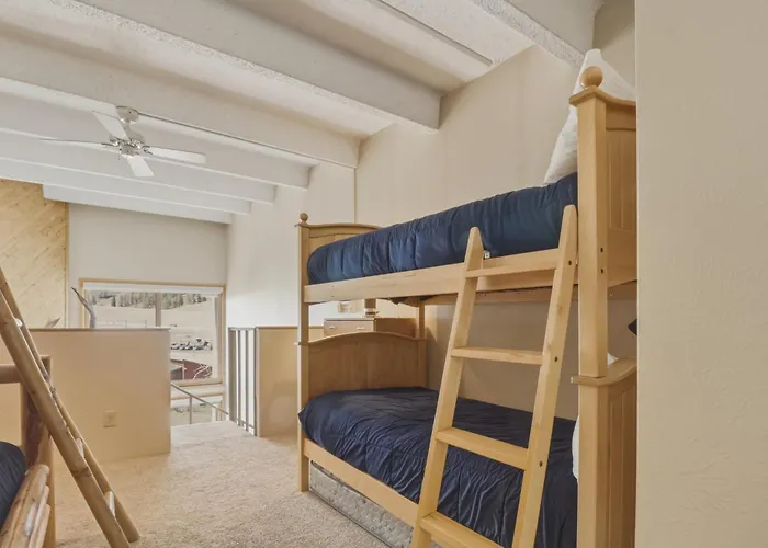 She305 Summit House East Apartment