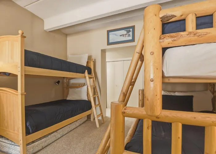 She305 Summit House East Apartment