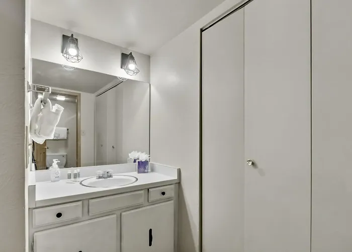 Apartment She305 Summit House East *