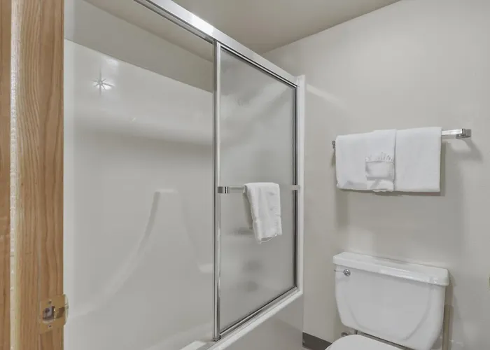 She305 Summit House East Apartment *