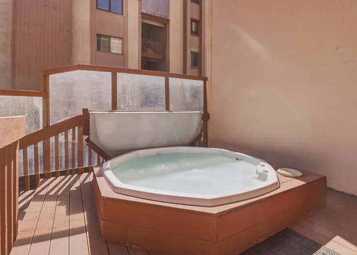 She305 Summit House East Apartment