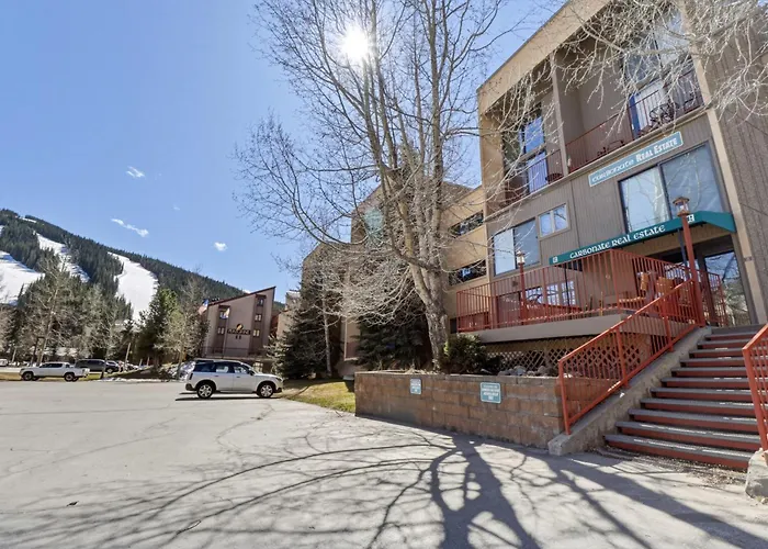 She305 Summit House East Apartment
